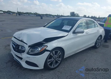 2018 Mercedes-Benz C 300 z USA, uszkodzony, nr VIN WDDWF4JB4JR406639